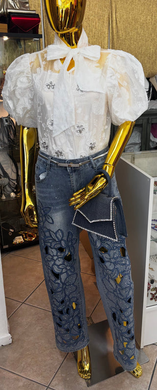 Blusa blanca con rhinestones y perlas