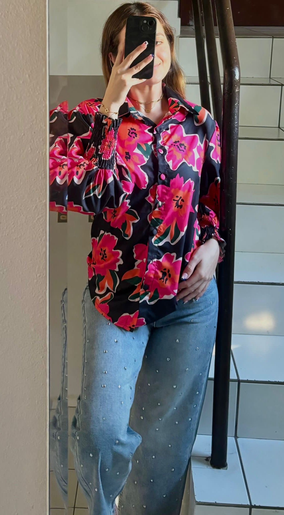 Jeans Blusa Negra Con Flores Rojas BLUSA NEGRA FLORES ROJAS