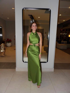 A.. Traje Largo en satin verde olivo.