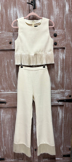 A... CONJUNTO BEIGE CON FLECOS