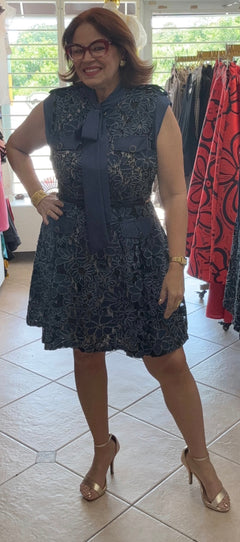 Hermoso Vestido en denim con lace negro.