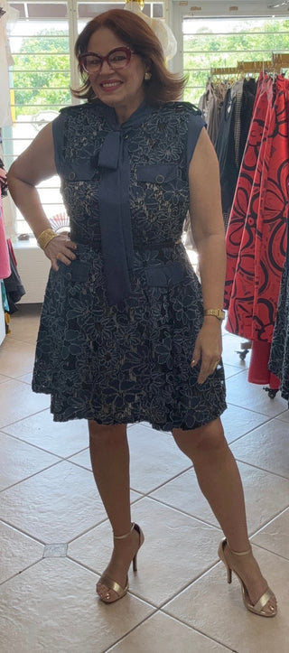 Hermoso Vestido en denim con lace negro.