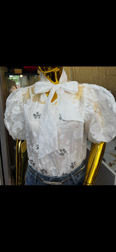 Blusa blanca con rhinestones y perlas